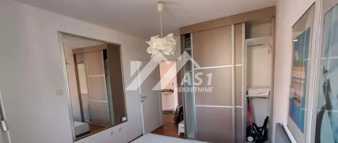 Spavaća soba sa ugradnim ormanom i velikim ogledalom na zidu. - image 5