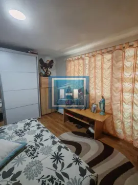 Nameštena spavaća soba sa krevetom, ormarom i prozorom sa zavesama. - image 38