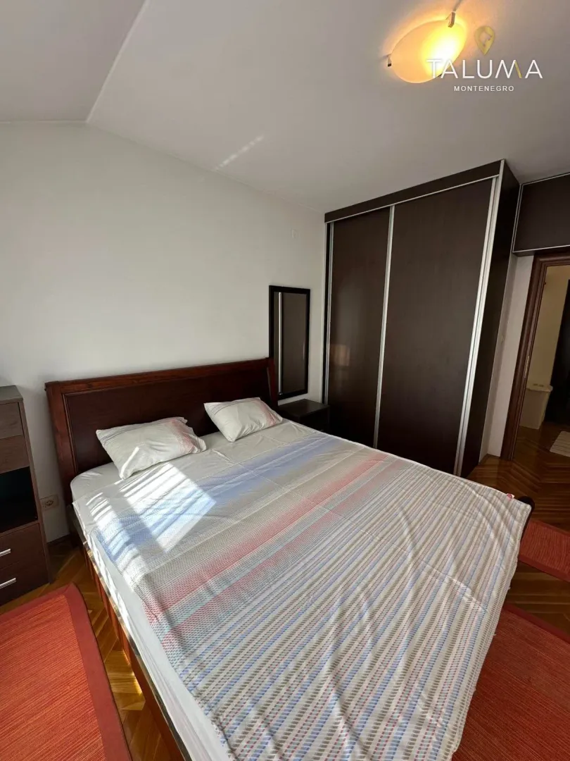 Furnished bedroom with a double bed and a built-in wardrobe.
