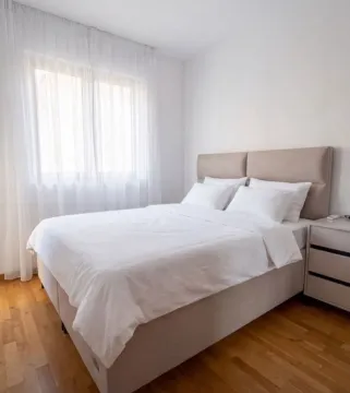 Bright and tidy bedroom with a double bed. - image 5