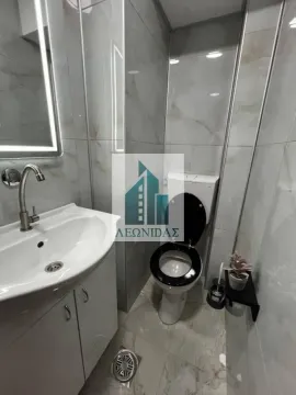 Modernly equipped bathroom with a washbasin and toilet. - image 14