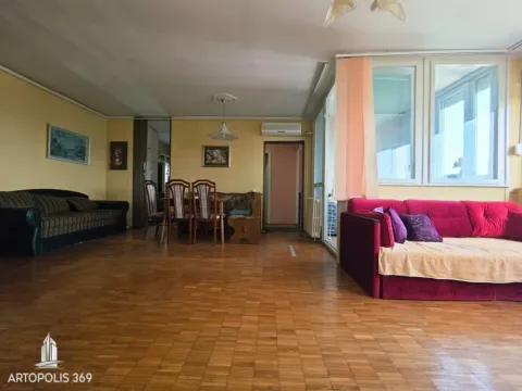 Prostrana dnevna soba sa trpezarijom i parketom na podu. - image 12