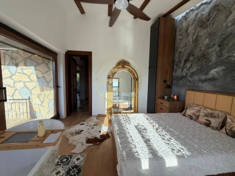 Spavaća soba sa bračnim krevetom, ugradnim ormarom i kadom u sobi. - image 37