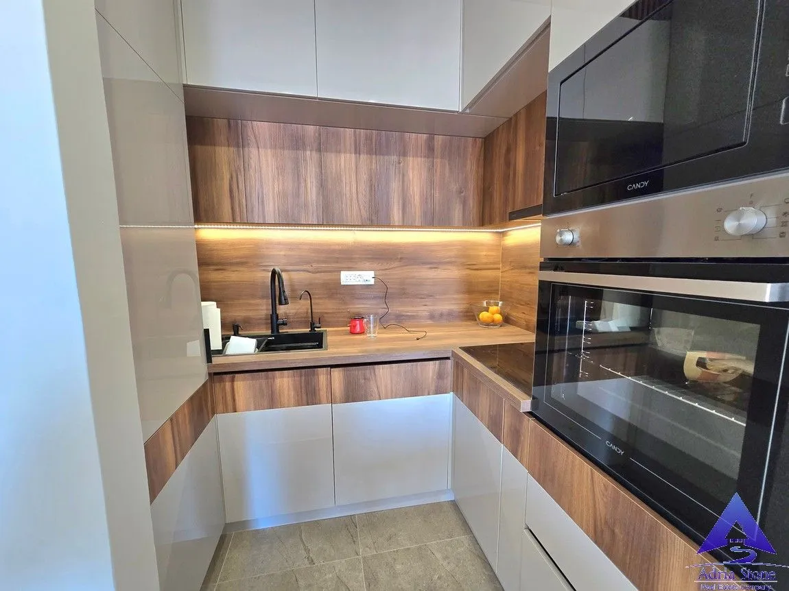 Prodaja, dvosoban stan, 63m², Lazi, Budva