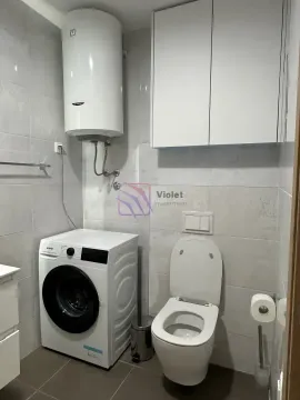Kupatilo opremljeno toaletom, mašinom za veš, bojlerom i zidnim ormarićem. - image 17