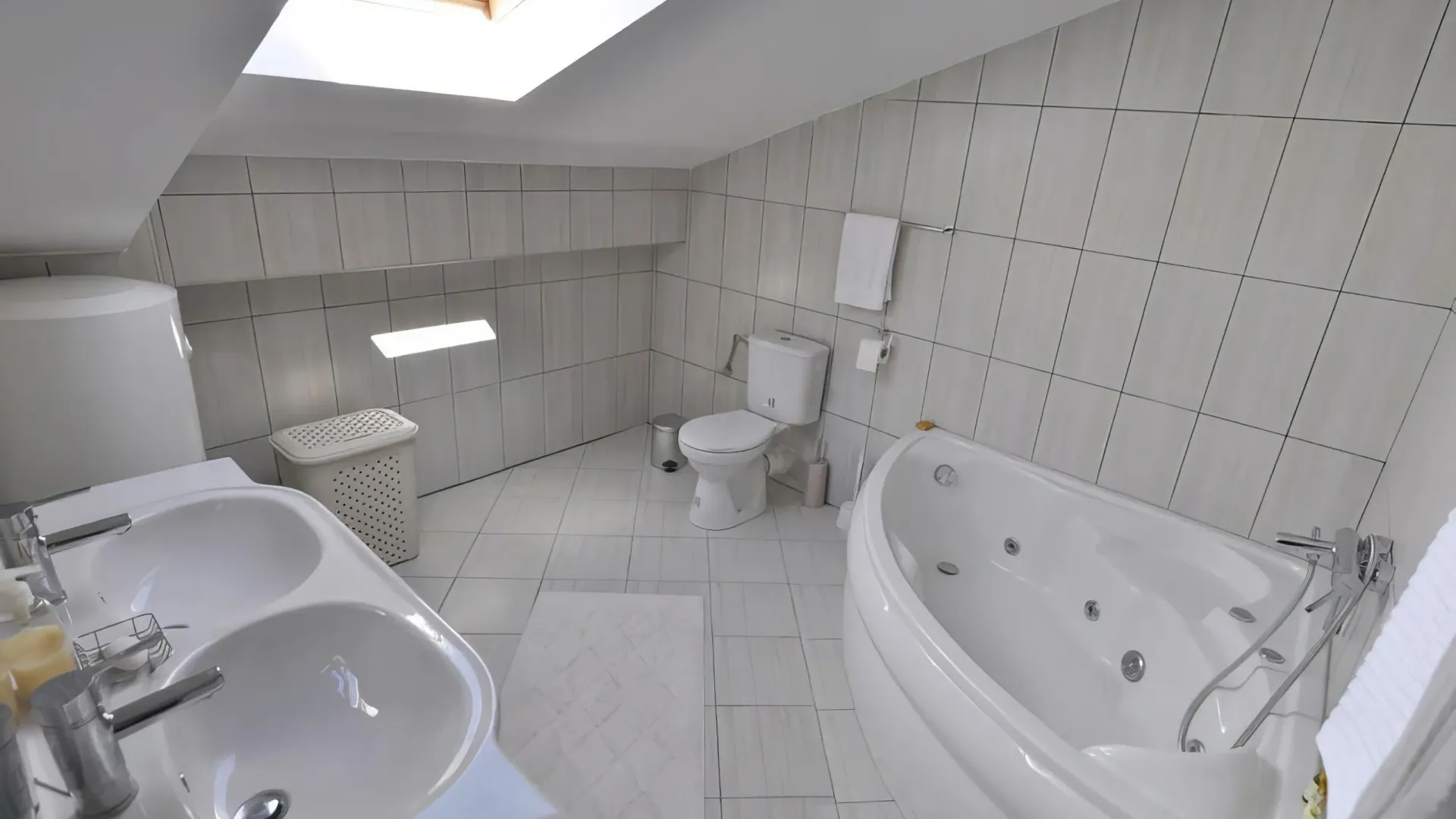 Izdavanje, trosoban stan, 150m², Pržno, Budva
