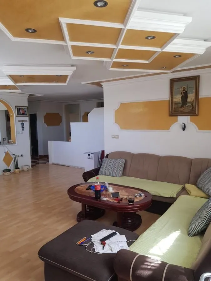 Izdavanje, četvorosoban stan, 160m², Galenika, Beograd