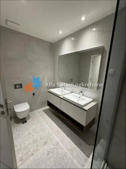 Izdavanje, četvorosoban stan, 110m², Savski Venac, Beograd