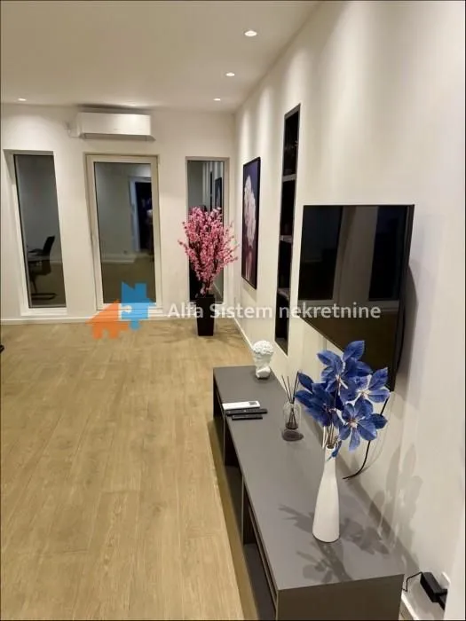 Izdavanje, trosoban stan, 74m², Stari Grad, Beograd