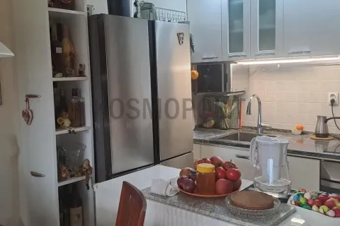 Manja kuhinja sa belim elementima, frižiderom i radnom površinom. - image 5