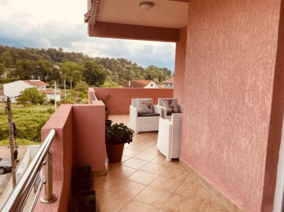 Izdavanje, jednosoban stan, 84m², Bonići, Tivat