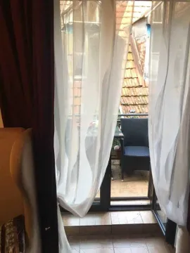 Pogled na terasu i okolne zgrade kroz balkonska vrata. - image 16