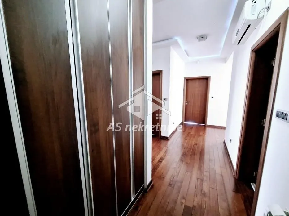Izdavanje, četvorosoban stan, 135m², Savski Venac, Beograd