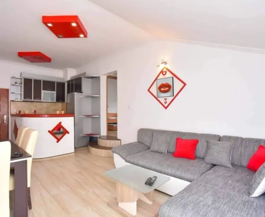 Izdavanje, dvosoban stan, 65m², Centar, Budva