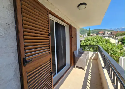 Prostrana terasa sa drvenim kapcima i garniturom za sjedenje. - image 14