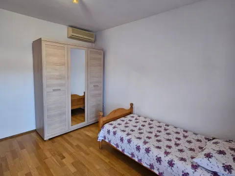 Izdavanje, kuća, 216m², Dalmatinska ulica, Podgorica - image 14