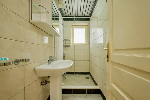 Manje kupatilo sa umivaonikom i tuš kabinom. - image 20