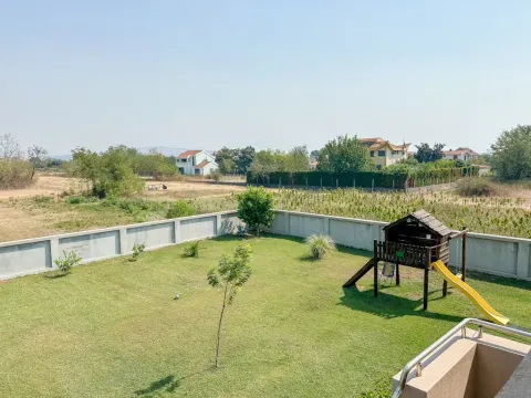 Pogled sa terase na prostrano uređeno dvorište sa dječijim igralištem. - image 12