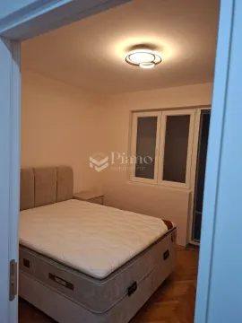 Bedroom with a double bed and a window. - image 3