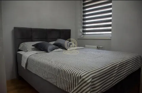 Spavaća soba sa velikim bračnim krevetom i prozorom sa roletnama. - image 7