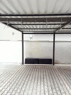 Natkriveni parking prostor sa popločanim podom i metalnom konstrukcijom. - image 13