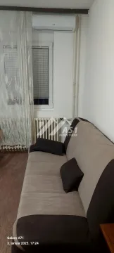 Dnevni boravak sa kaučem, prozorom i klima uređajem. - image 7