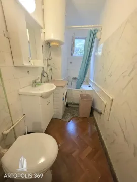 Manje kupatilo sa umivaonikom, tuš kabinom, WC šoljom i veš mašinom. - image 4