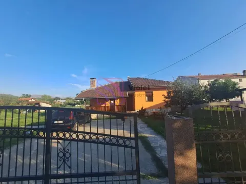 Pogled na dvorište i spoljašnjost kuće sa kapijom. - image 3
