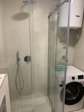 Moderne kupatilo sa tuš kabinom i veš mašinom. - image 6