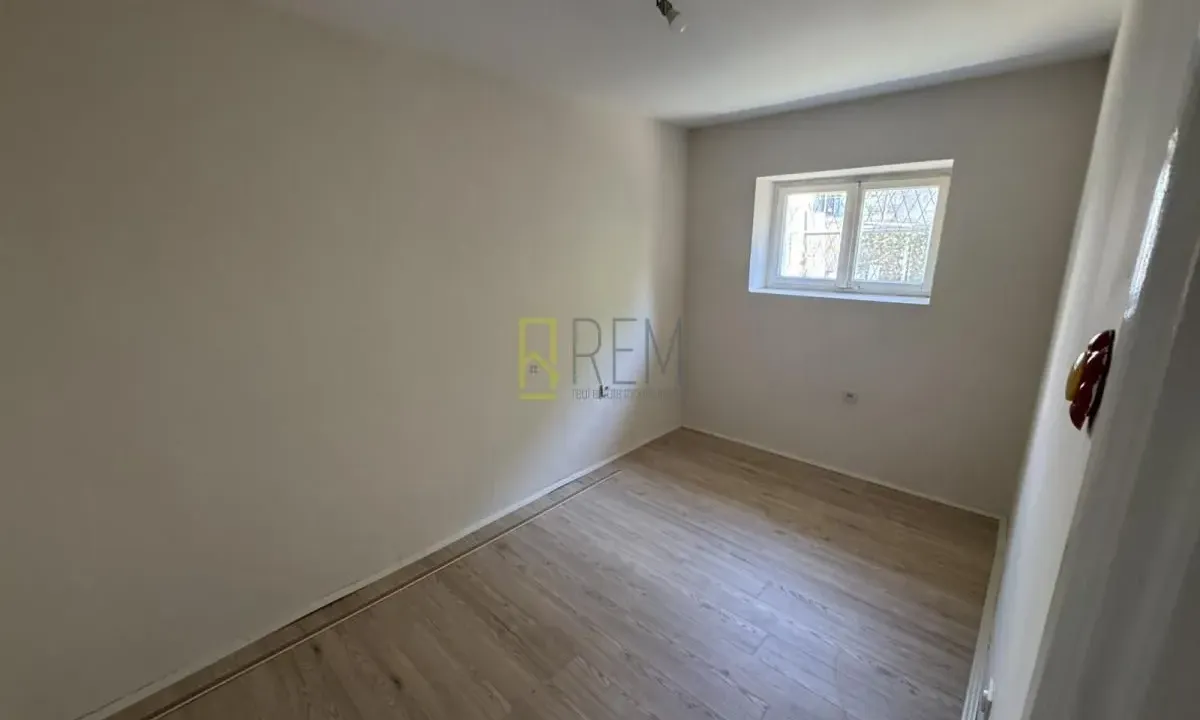 Izdavanje, dvosoban stan, 80m², Podgorica, Crna Gora