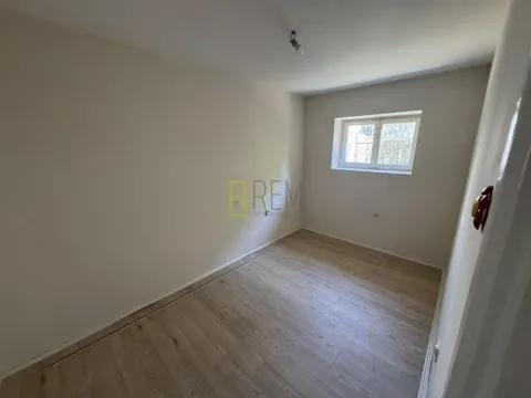 Izdavanje, dvosoban stan, 80m², Podgorica, Crna Gora