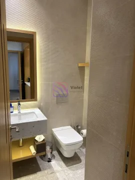 Moderne kupatilo sa umivaonikom, ogledalom i WC šoljom. - image 16