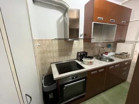 Kuhinja sa drvenim elementima, ugradnom rernom i aspiratorom. - image 13