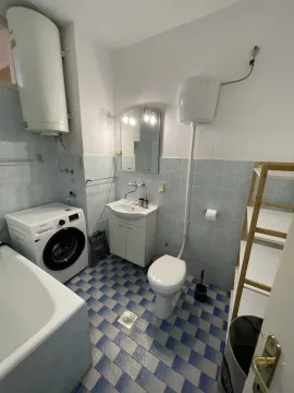 Jednostavno kupatilo sa veš mašinom, kadom i plavim pločicama. - image 17