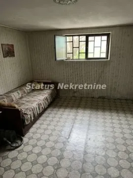 Skromno opremljena spavaća soba sa krevetom i prozorom. - image 6