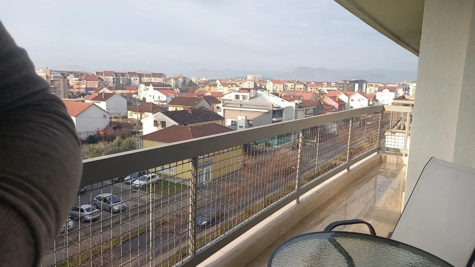 Pogled sa prostrane terase na grad i okolna brda.