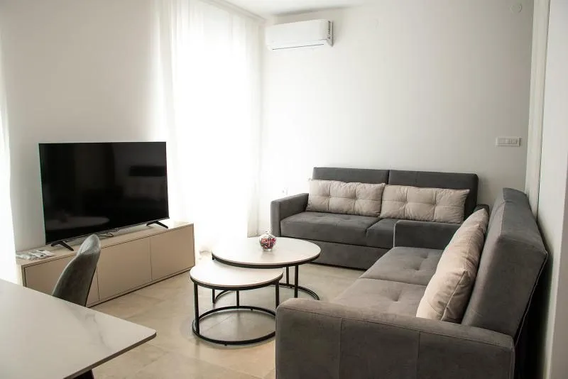 Izdavanje, dvosoban stan, 60m², Radanovići, Kotor