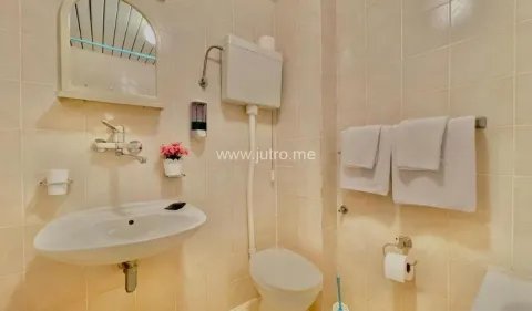 Kompaktno kupatilo sa umivaonikom, ogledalom i toaletom. - image 7
