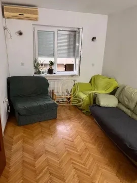 Dnevna soba sa garniturom za sedenje i parketom na podu. - image 4