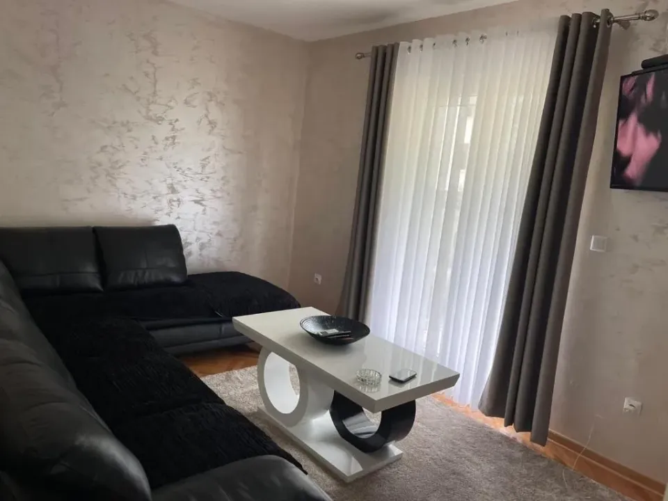 Izdavanje, dvosoban stan, 50m², Budva, Crna Gora