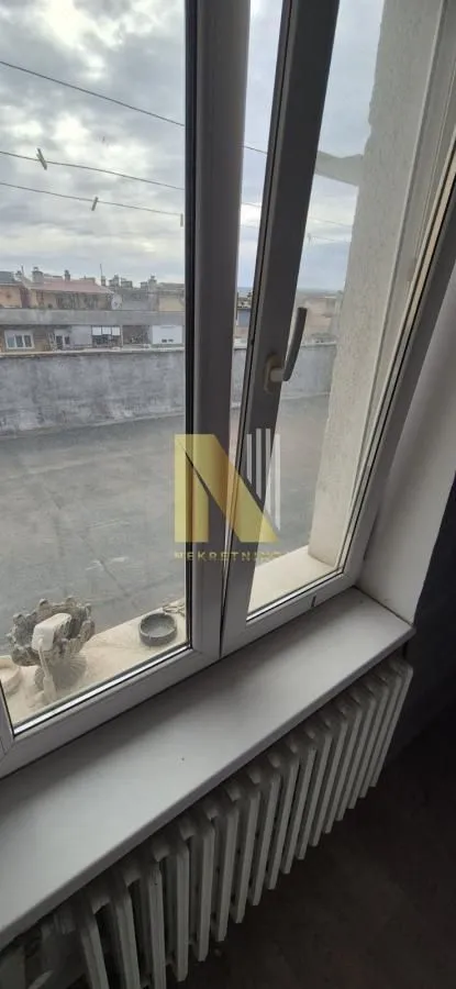 Pogled kroz prozor sa radijatorom ispod.