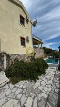 Eksterijer kuće sa bazenom i popločanim dvorištem. - image 16