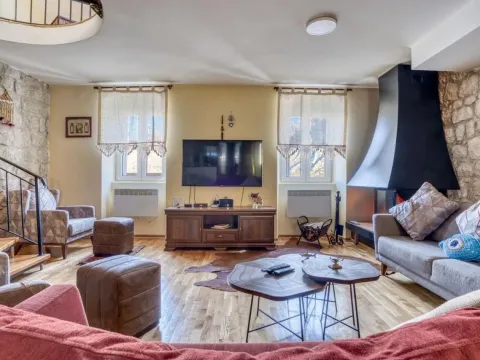 Izdavanje, kuća, 745m², Prčanj, Kotor - image 2