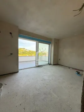Nezavršena prostorija sa izlazom na terasu u sivoj fazi izgradnje. - image 4