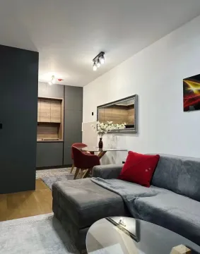 Dnevna soba sa garniturom povezana sa trpezarijom i kuhinjom. - image 2