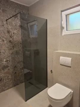 Savremeno opremljeno kupatilo sa tuš kabinom i ugradnom sanitarijom. - image 9