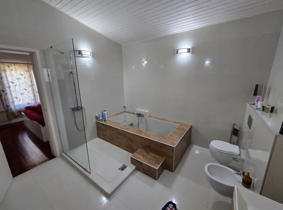 Izdavanje, kuća, 160m², Mirac, Kotor