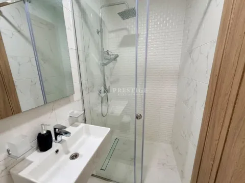 Moderne kupatilo sa umivaonikom i tuš kabinom. - image 15