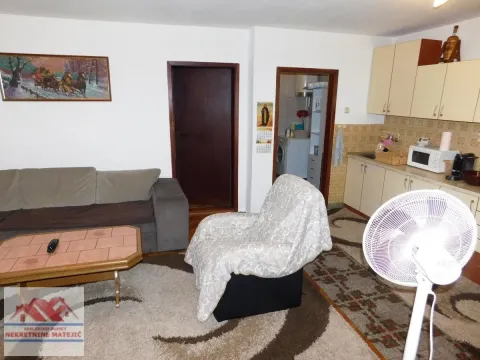 Dnevni boravak sa garniturom i kuhinjskim delom u pozadini. - image 13