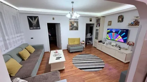 Dnevna soba sa garniturom, stočićem i televizorom. - image 2